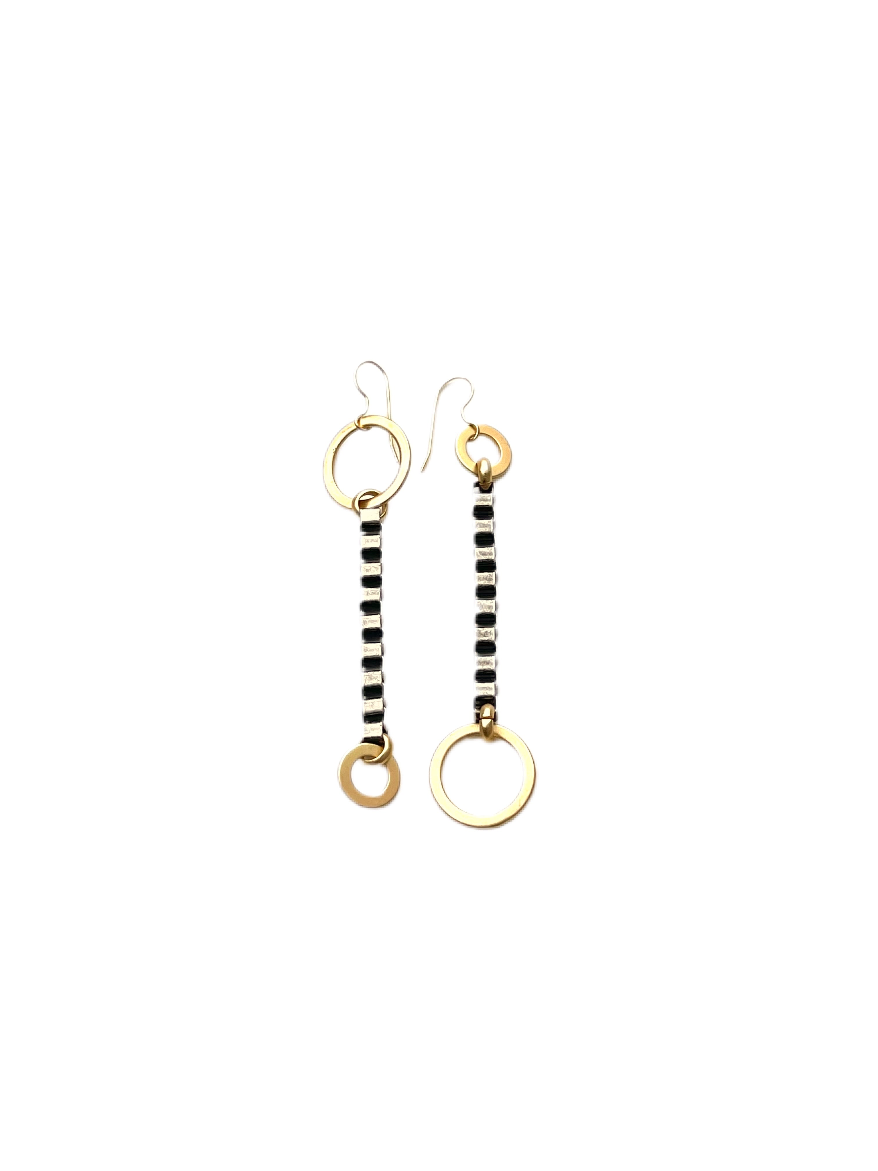 Dylan - earrings with box chain and circle accents